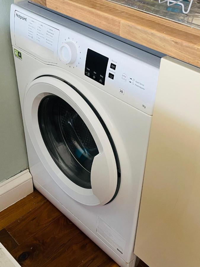 Charming 2-Bedroom Apartment Located In 에어 외부 사진